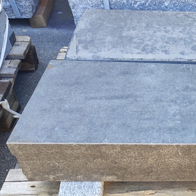 Basalt anthrazit  - Blockstufen - Oberfläche geflammt
Stirnkante + 2 Köpfe geflammt
Kanten + Ecken mit div. Beschädigungen (siehe Fotos)
100 x 35 x 15 cm

2 Stück verfügbar
30 CHF/Stück (inkl. MWST)

muss in Bern abgeholt werden