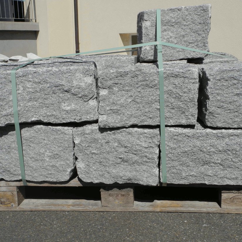 Lodrino Gneis - Mauersteine - Ansicht gespalten
Kanten gespalten, z.T. gesägt