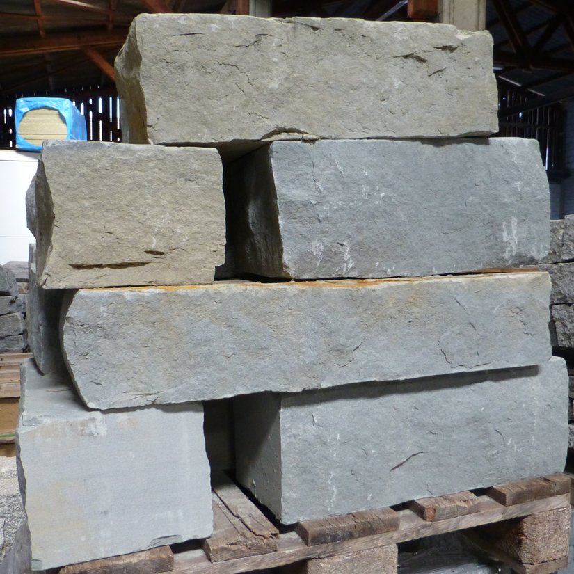 Rorschach Sandstein - Mauersteine - Ansichtsfläche gespalten
Kanten gespalten, zum Teil gesägt