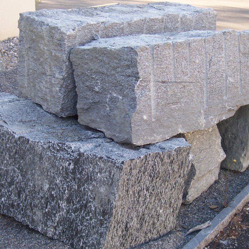 Maggia Ghiandonato Gneis - Quadersteine - Ansicht gespalten, mit Bohrlöcher, Kanten gespalten