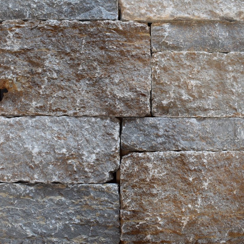 Fränkischer Muschelkalkstein  - Mauerverblender - Ansicht gespalten + getrommelt
Kanten und Rückseite gesägt + getrommelt