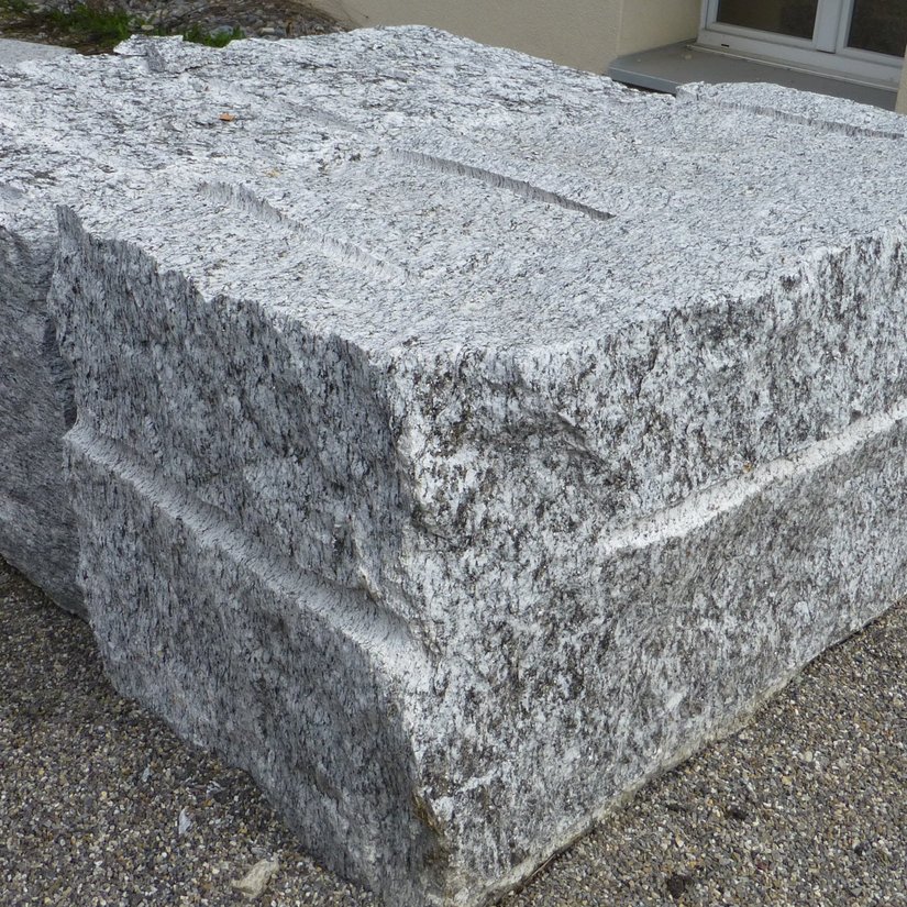 Leventina Gneis - Quadersteine - Ansicht gespalten, mit Bohrlöcher, Kanten gespalten