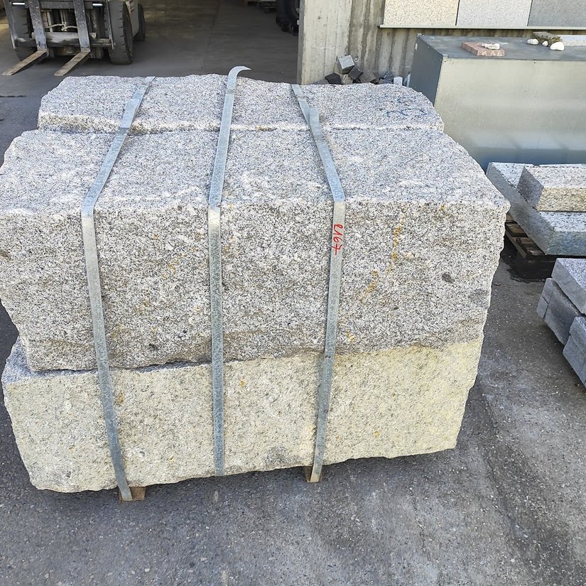 Braga Granit - Quadersteine - Quadersteine gespalten
ca. 40 x 40 cm, Längen ca. 90-120 cm

3 Stück / 1.240 to verfügbar
180 CHF/to (inkl. MWST)

muss in Bern abgeholt werden
