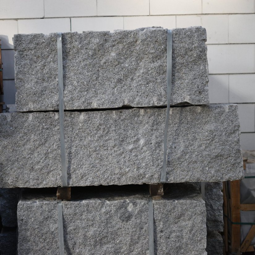 Alpendurada Granit - Quadersteine - Ansicht gespalten
Kanten gespalten
min. 1 Ansichtsfläche ohne Bohrlöcher