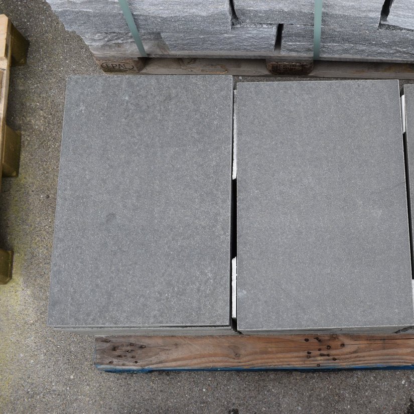 Basalt Anthrazit  - Bodenplatten - Oberfläche geflammt 
Kanten gesägt

Insgesamt 28 Platten verfügbar

50.- CHF pro m2 (inkl. MWST)

Abgeholt in Bern