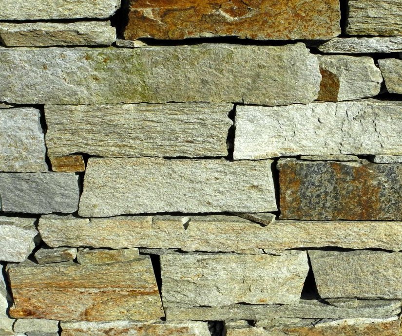 Luserna Grigio Misto Gneis - Mauersteine - Mauersteine roh/plattig (z.T. Borlöcher sichtbar)