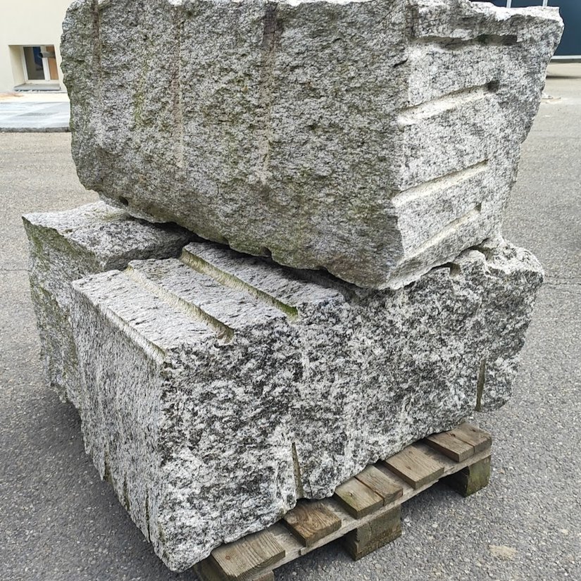 Cresciano Gneis - Quadersteine - allseitig gespalten
mit Bohrlöcher
ca. 50 x 50 x 100 cm
ca. 700 kg pro Stück

3 Stück verfügbar
100 CHF pro Stück (inkl. MWST)

muss in Bern abgeholt werden

