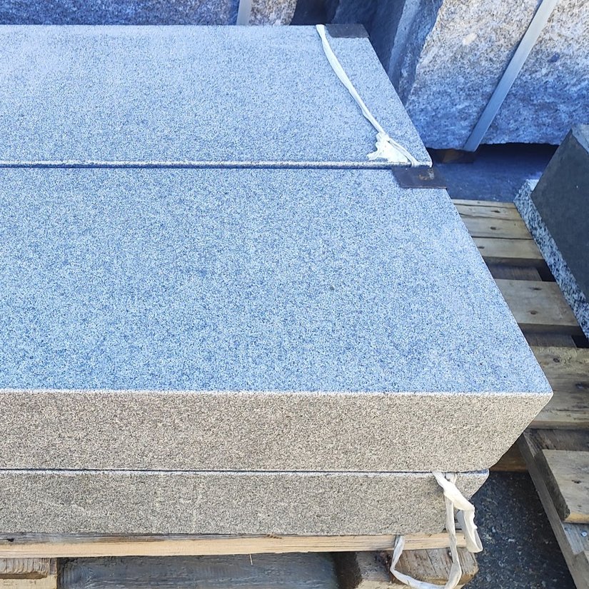 Padang dunkel Granit/Diorit - Blockstufen - Oberfläche geflammt
Stirnkante + 2 Köpfe geflammt
100 x 35 x 15 cm

14 Stück verfügbar
100 CHF/Stück (inkl. MWST)

muss in Bern abgeholt werden
